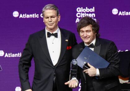El presidente Javier Milei recibe el premio Global Citizen de manos del secretario del Tesoro de Estados Unidos, Scott Bessent, en Nueva York.