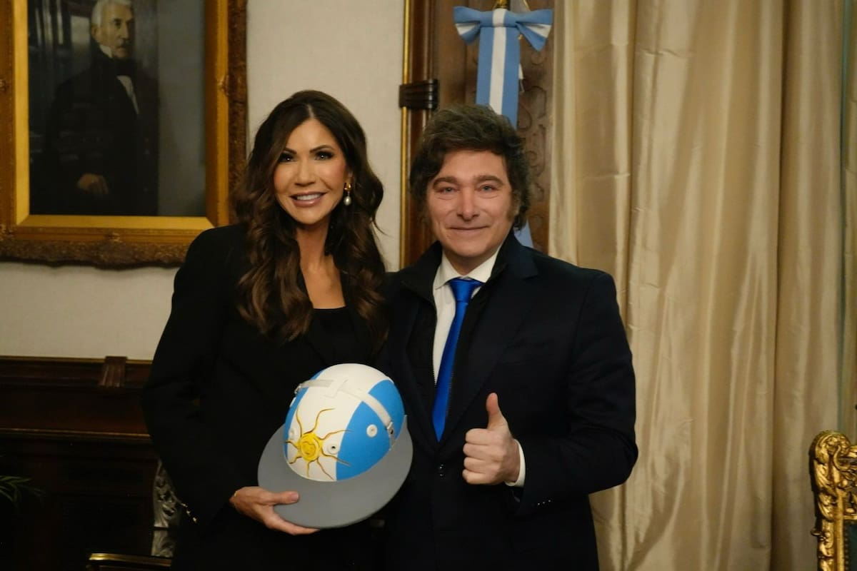El Presidente Javier Milei recibió a la Secretaria de Seguridad Nacional de los Estados Unidos, Kristi Noem, en su despacho en Casa Rosada.