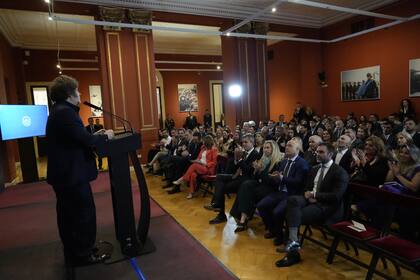 El presidente Javier Milei recibió a los legisladores acompañado por funcionarios de su confianza