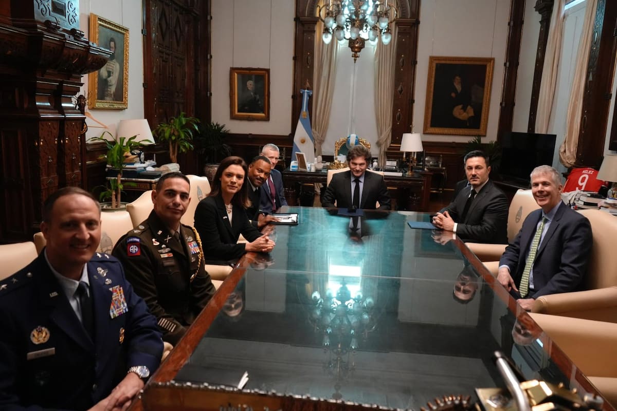 El presidente Javier Milei recibió al jefe del Comando Sur, el almirante Holsey y a su comitiva.