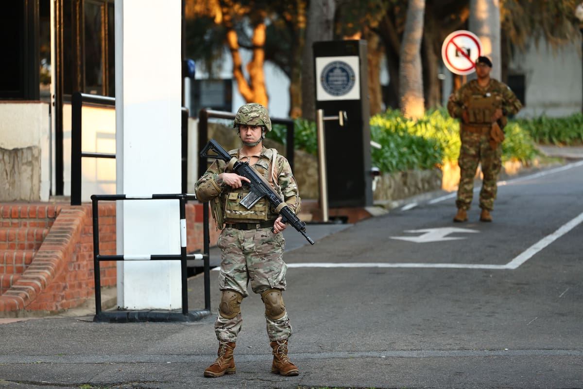 El presidente Javier Milei recibió denuncias de "espionaje interno" en la Quinta de Olivos de parte del personal de civil y echó a los trabajadores de la residencia. Ahora, los mozos y el intendente de allí serán militares.