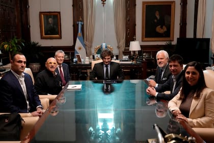 El Presidente Javier Milei recibió en Casa Rosada al Fundador y CEO de la CPAC, Matt Schlapp, y a los empresarios estadounidenses Rob Citrone y Matt Dellorfano. También estuvieron el asesor presidencial Santiago Caputo y la CEO de CPAC Argentina, Soledad Cedro