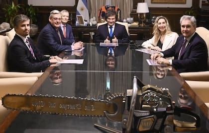 La iniciativa requiere la aprobación del RIGI y demandará una inversión inicial de US$7100 millones en los próximos tres años; el presidente Javier Milei recibió en Casa Rosada el martes pasado al CEO de Vicuña, Ron Hochstein, y a José Morea, Country Director de la compañía, tras el anuncio de la mayor inversión extranjera directa en la historia del país