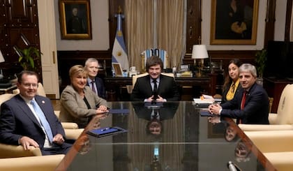 El presidente Javier Milei recibió en Casa Rosada a la directora gerente del Fondo Monetario Internacional (FMI), Kristalina Georgieva, y al director del Departamento del Hemisferio Occidental del organismo, Nigel Chalk; los acompañó el ministro de Economía, Luis Caputo.