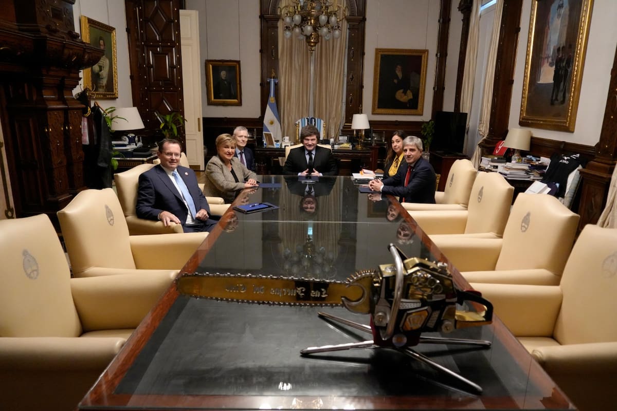 El presidente Javier Milei recibió en Casa Rosada a la directora gerente del Fondo Monetario Internacional (FMI), Kristalina Georgieva, y al director del Departamento del Hemisferio Occidental del organismo, Nigel Chalk. Los acompañó el ministro de Economía, Luis Caputo