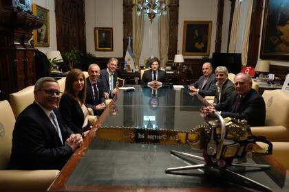 El presidente Javier Milei recibió en su despacho de Casa Rosada a los CEO de Rio Tinto Group, Jakob Stausholm, y de Rio Tinto Lithium Paul Graves; a la directora de Asuntos Exteriores para América Latina, María Paula Uribe, y al representante de Rio Tinto Argentina, Guillermo Calo. También participaron del encuentro el jefe de Gabinete, Guillermo Francos; el ministro de Economía, Luis Caputo y el secretario de Minería, Luis Lucero