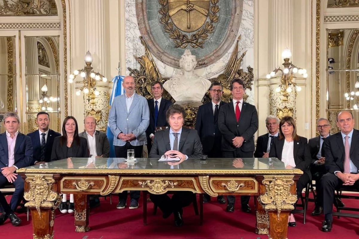El Presidente, Javier Milei, rodeado por sus ministros, anunció el DNU con el que busca desregular la economía