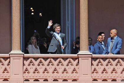 El presidente Javier Milei sale al balcón de la Casa Rosada