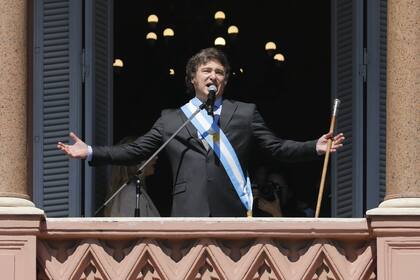 El presidente Javier Milei sale al balcón en la Casa Rosada