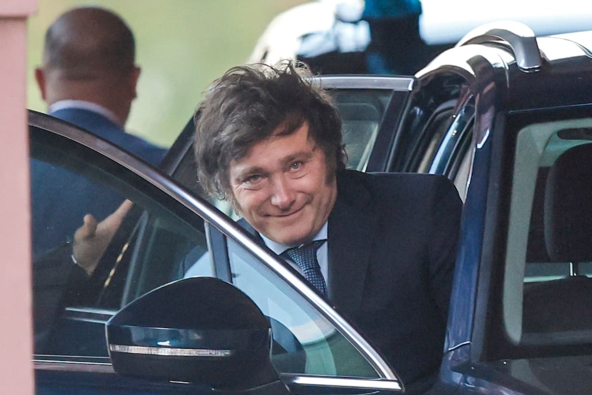 El presidente Javier Milei sale de la Casa Rosada