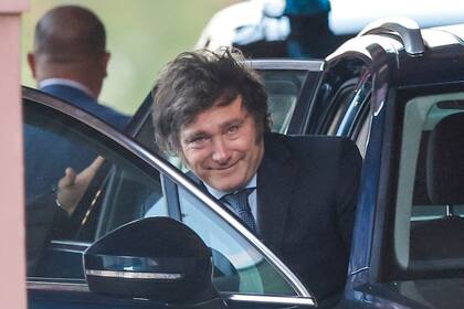 El presidente Javier Milei sale de la Casa Rosada