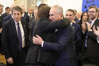 El presidente Javier Milei saluda a Marcelo Mindlin en la embajada argentina en Washington.