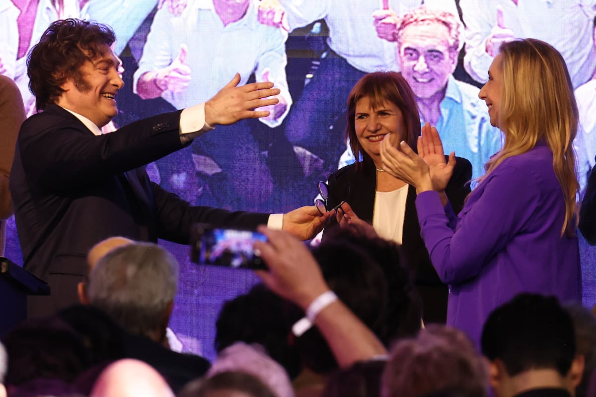 El presidente Javier Milei saluda a su hermana, Karina, tras celebrar los resultados de las elecciones parlamentarias