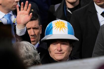 El presidente Javier Milei saluda a sus seguidores durante la ceremonia inaugural de la exposición anual de la Sociedad Rural