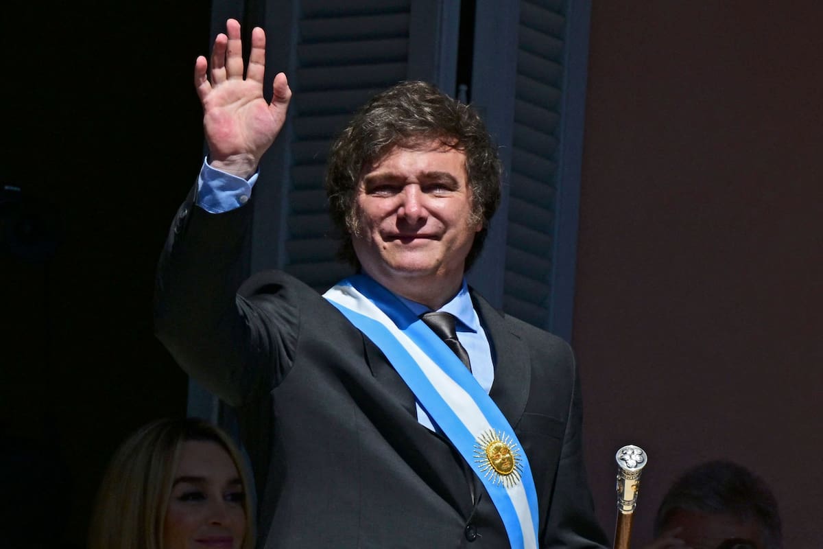 El presidente Javier Milei saluda desde el balcón de la Casa Rosada