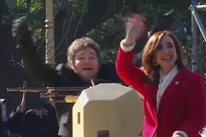El presidente Javier MIlei saluda desde un tanque durante el desfile militar, junto a la vicepresidenta Victoria Villarruel
