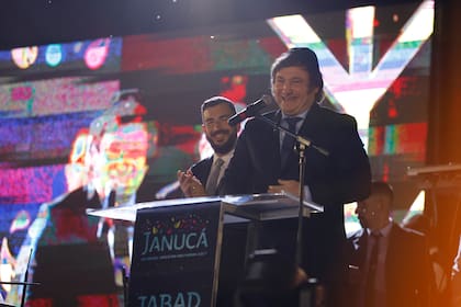 El presidente Javier Milei se acerca a la plaza Republica del Uruguay para le festejo de Januca de la comunidad judía.