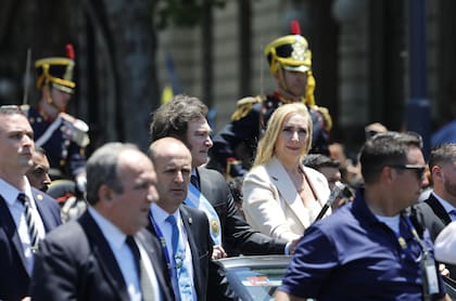 El presidente Javier Milei se dirige a la Casa Rosada a bordo de un auto descapotable Mercedes Benz acompañado por su hermana Karina