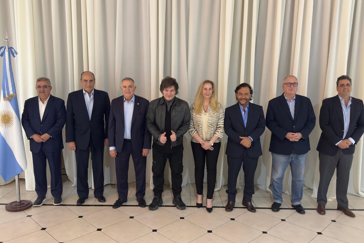 El Presidente Javier Milei se reunió anoche en la Quinta de Olivos con los Gobernadores de Salta, Gustavo Sáenz; de Catamarca, Raúl Jalil; de Tucumán, Osvaldo Jaldo; y de Misiones, Hugo Passalacqua.
También estuvieron presentes la Secretaria General de la Presidencia, Karina Milei, el Jefe de Gabinete, Guillermo Francos y el Vicejefe de Gabinete del Interior, Lisandro Catalán.