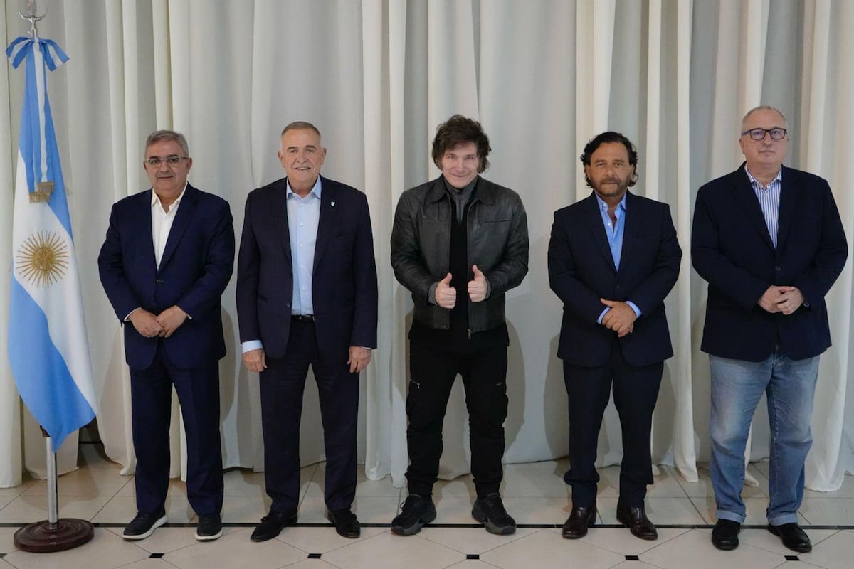 El Presidente Javier Milei se reunió anoche en la Quinta de Olivos con los Gobernadores de Salta, Gustavo Sáenz; de Catamarca, Raúl Jalil; de Tucumán, Osvaldo Jaldo; y de Misiones, Hugo Passalacqua.
También estuvieron presentes la Secretaria General de la Presidencia, Karina Milei, el Jefe de Gabinete, Guillermo Francos y el Vicejefe de Gabinete del Interior, Lisandro Catalán.