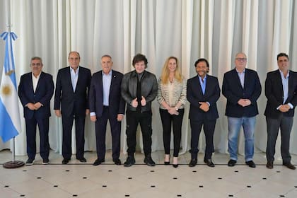 El Presidente Javier Milei se reunió anoche en la Quinta de Olivos con los Gobernadores de Salta, Gustavo Sáenz; de Catamarca, Raúl Jalil; de Tucumán, Osvaldo Jaldo; y de Misiones, Hugo Passalacqua.
También estuvieron presentes la Secretaria General de la Presidencia, Karina Milei, el Jefe de Gabinete, Guillermo Francos y el Vicejefe de Gabinete del Interior, Lisandro Catalán.