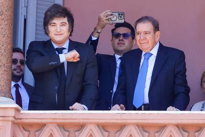 El presidente Javier Milei se reunió con el líder opositor venezolano González Urrutia y salieron a saludar al balcón de casa rosada