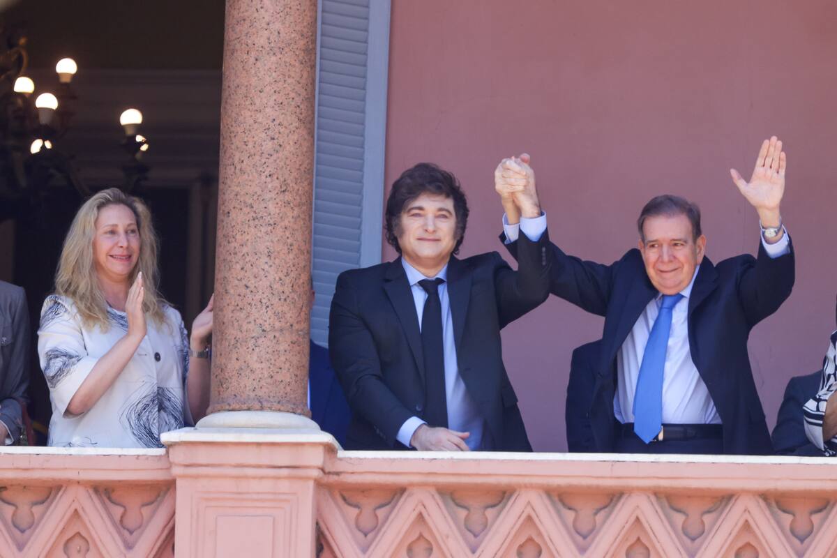 El presidente Javier Milei se reunió con el líder opositor venezolano González Urrutia y salieron a saludar al balcón de casa rosada