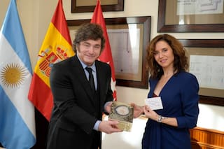 Ayuso defiende la gestión de Milei tras recibir duras críticas de la oposición española por su abrazo