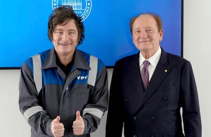 El Presidente Javier Milei se reunió en la Quinta de Olivos con el economista estadounidense Robert C. Merton vestido con el mameluco