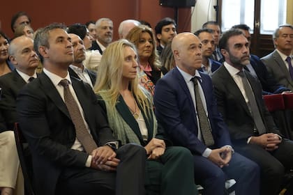 El presidente Javier Milei se reunió hoy con legisladores en el Salón Héroes de Malvinas de la Casa Rosada; estuvieron, entre otros, la secretaria general de la Presidencia, Karina Milei, y el presidente de la Cámara de Diputados, Martín Menem