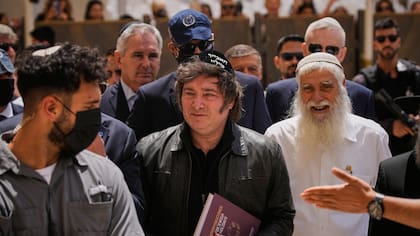 El presidente Javier Milei, visitó el Muro de los Lamentos, en la Ciudad Vieja de Jerusalén, el domingo 19 de abril de 2026 (Foto AP/Ohad Zwigenberg)