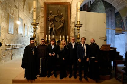 El Presidente Javier Milei visitó la Iglesia del Santo Sepulcro, en Jerusalén, acompañado por la secretaria general de la Presidencia, Karina Milei, el canciller, Pablo Quirno, y el ministro de Justicia, Juan Bautista Mahiques.