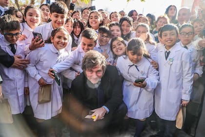 El presidente Javier Milei y alumnos, en San Juan