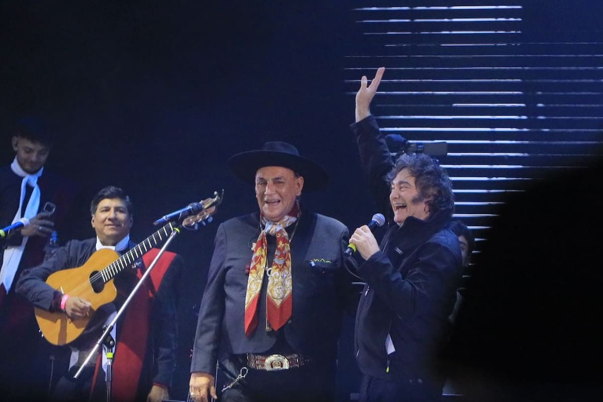 El presidente Javier Milei y el Chaqueño Palavecino en el Festival de Jesús María
