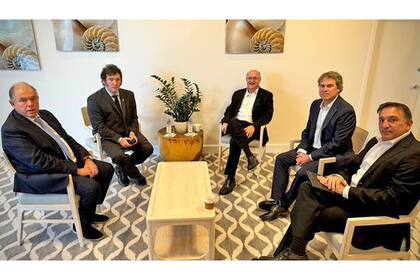 El Presidente Javier Milei y el embajador argentino en Estados Unidos, Gerardo Werthein, mantuvieron esta mañana una reunión con el Presidente del Banco Interamericano de Desarrollo (BID), Ilan Goldfajn, y los gerentes del organismo, Matias Bendersky y James Scriven