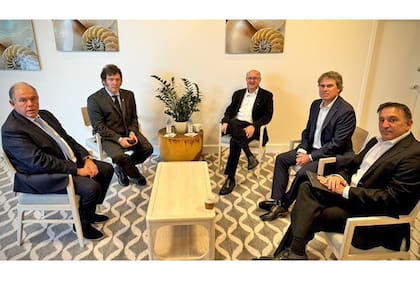 El Presidente Javier Milei y el embajador argentino en Estados Unidos, Gerardo Werthein, mantuvieron esta mañana una reunión con el Presidente del Banco Interamericano de Desarrollo (BID), Ilan Goldfajn, y los gerentes del organismo, Matias Bendersky y James Scriven