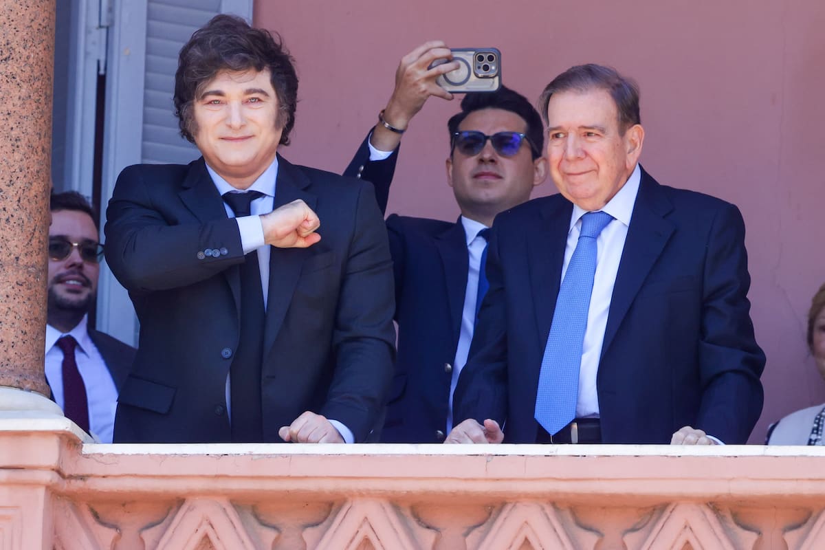 El presidente Javier Milei y el líder opositor venezolano Edmundo González Urrutia, el sábado pasado, saluda desde el balcón de la Casa Rosada a la multitud de venezolanos reunidos en la Plaza de Mayo