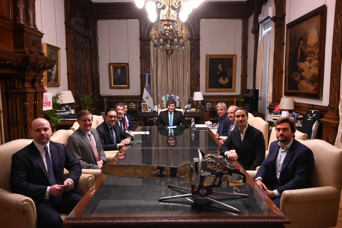 El presidente Javier Milei y el ministro de Economía, Luis Caputo, recibieron esta mañana en la Casa Rosada a directivos de MidOcean Energy