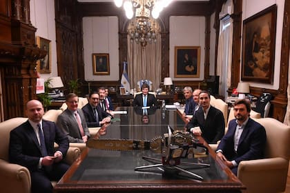 El presidente Javier Milei y el ministro de Economía, Luis Caputo, recibieron esta mañana en la Casa Rosada a directivos de MidOcean Energy