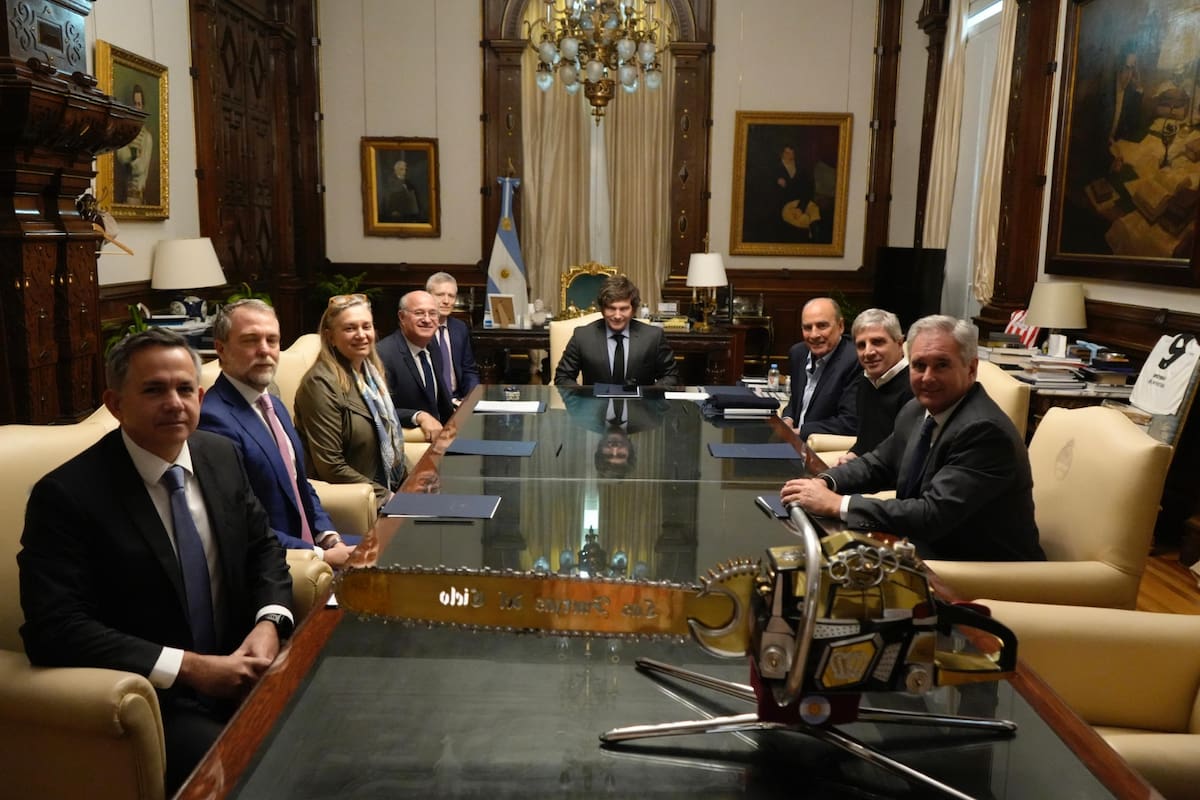 El presidente Javier Milei y el ministro de Economía Luis Caputo recibieron hoy al presidente del Banco Interamericano de Desarollo (BID), Ilan Goldfajn, y autoridades de la institución, en la Casa Rosada