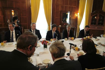 El presidente Javier Milei y el ministro de Economía, Luis Caputo, en una reunión con empresarios en el Council of the Americas, en la ciudad de Nueva York.