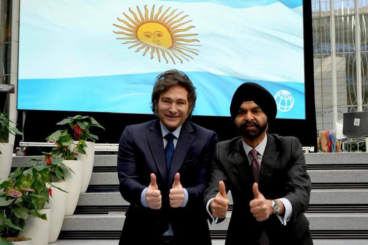El Presidente Javier Milei y el presidente del Banco Mundial, Ajay Banga, en la sede del organismo en Washington D.C.