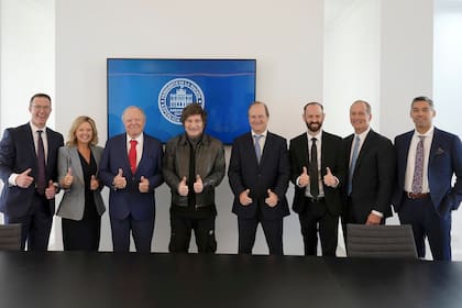 El Presidente Javier Milei y el Secretario Coordinador de Energía y Minería, Daniel González, esta mañana en la Residencia de Olivos con el fundador y directivos de la empresa de exploración y producción de petróleo y gas norteamericana, Continental Resources