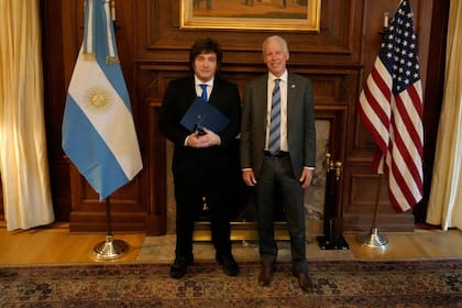 El presidente Javier Milei y el secretario de Energía de Estados Unidos, en la embajada argentina en Washington.