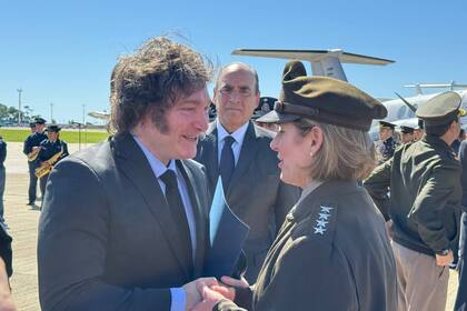 El presidente Javier Milei y la comandante Laura Richardson, en el sector militar de Aeroparque