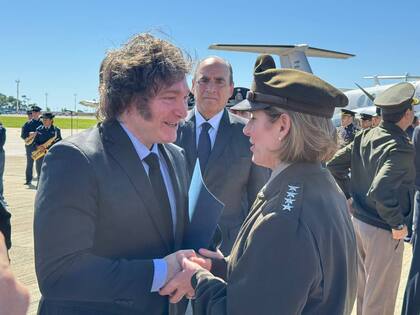 El presidente Javier Milei y la general Laura Richardson, jefa del Comando Sur de los Estados Unidos, durante un acto en Aeroparque