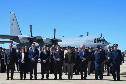 El presidente Javier Milei y la jefa del Comando Sur, general Laura Richardson, en el acto de entrega del avión militar Hércules C-130 a la Fuerza Aérea