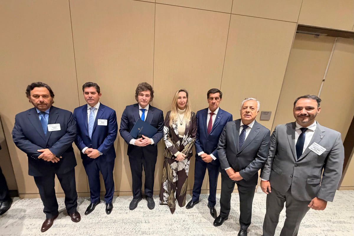 El Presidente Javier Milei y la Secretaria General de la Presidencia, Karina Milei, junto a los gobernadores Gustavo Sáenz (Salta), Marcelo Orrego (San Juan), Carlos Sadir (Jujuy), Alfredo Cornejo (Mendoza) y Juan Pablo Valdés (Corrientes), en el marco de la Argentina Week en Nueva York. 10/03/2026