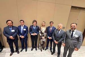 El Presidente Javier Milei y la Secretaria General de la Presidencia, Karina Milei, junto a los gobernadores Gustavo Sáenz (Salta), Marcelo Orrego (San Juan), Carlos Sadir (Jujuy), Alfredo Cornejo (Mendoza) y Juan Pablo Valdés (Corrientes), en el marco de la Argentina Week en Nueva York. 10/03/2026