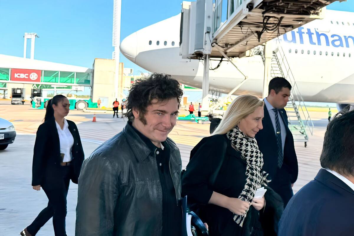 El presidente, Javier Milei, y la secretaria general de la Presidencia, Karina Milei, ayer, en el aeropuerto de Ezeiza